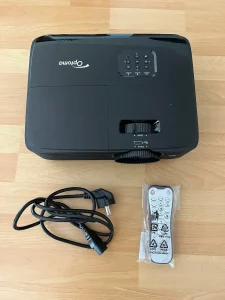 Lieferumfang Optoma HD146x mit Netzkabel und Fernbedienung