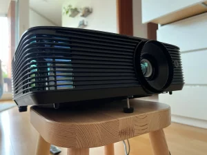 Optoma HD146x Fronansicht mit einstellbarem Fuß