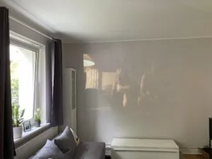 Optoma UHZ50 Projektion im Wohnzimmer ohne Abdunklung