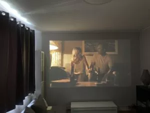 Optoma UHZ50 Projektion im vollständig abgedunkelten Wohnzimmer
